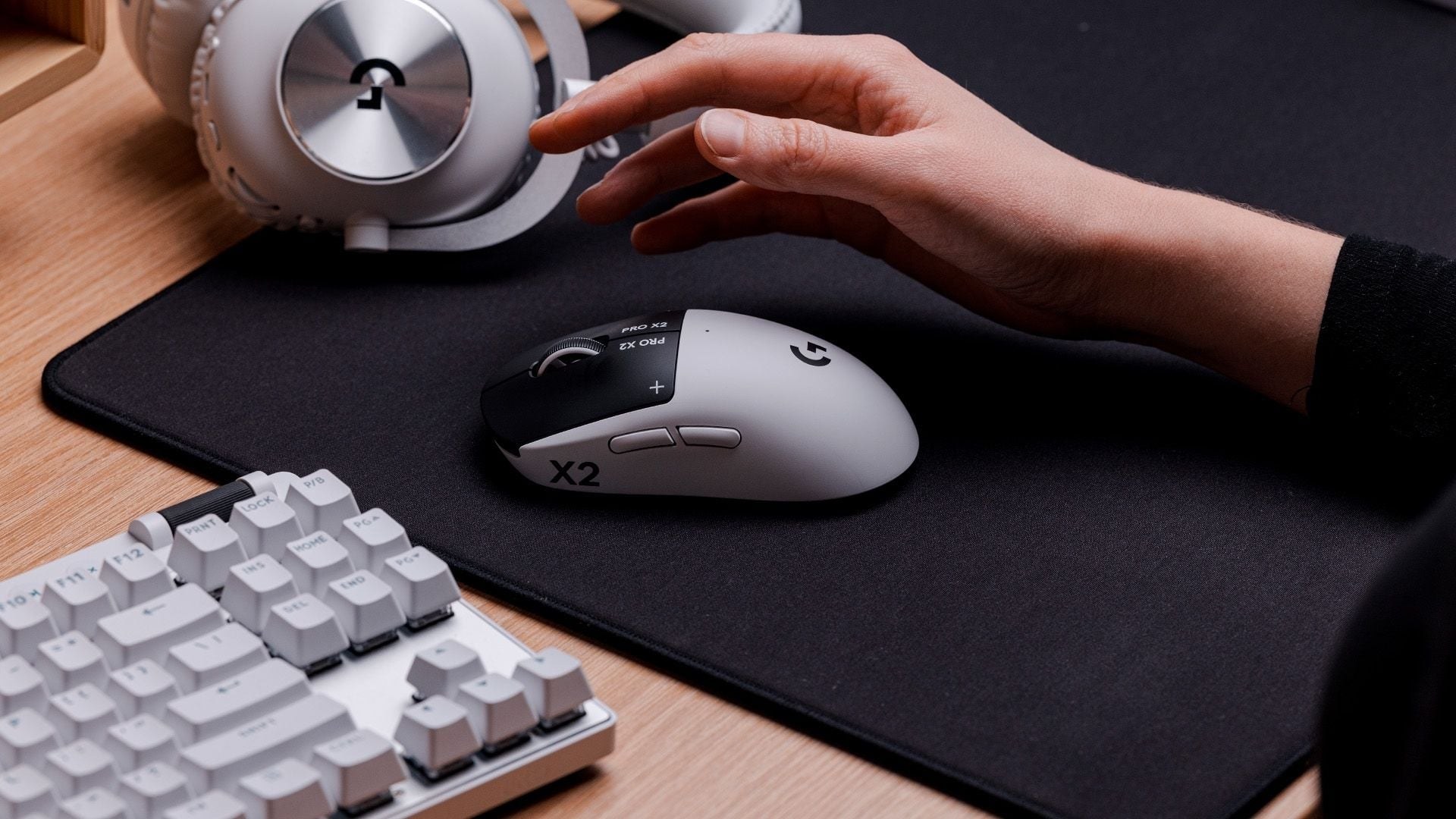 Chuột gaming Logitech PRO X2 SUPERSTRIKE Wireless - Thiết kế đối xứng 61g